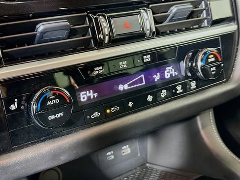 Used 2024 Nissan Pathfinder SV image 17