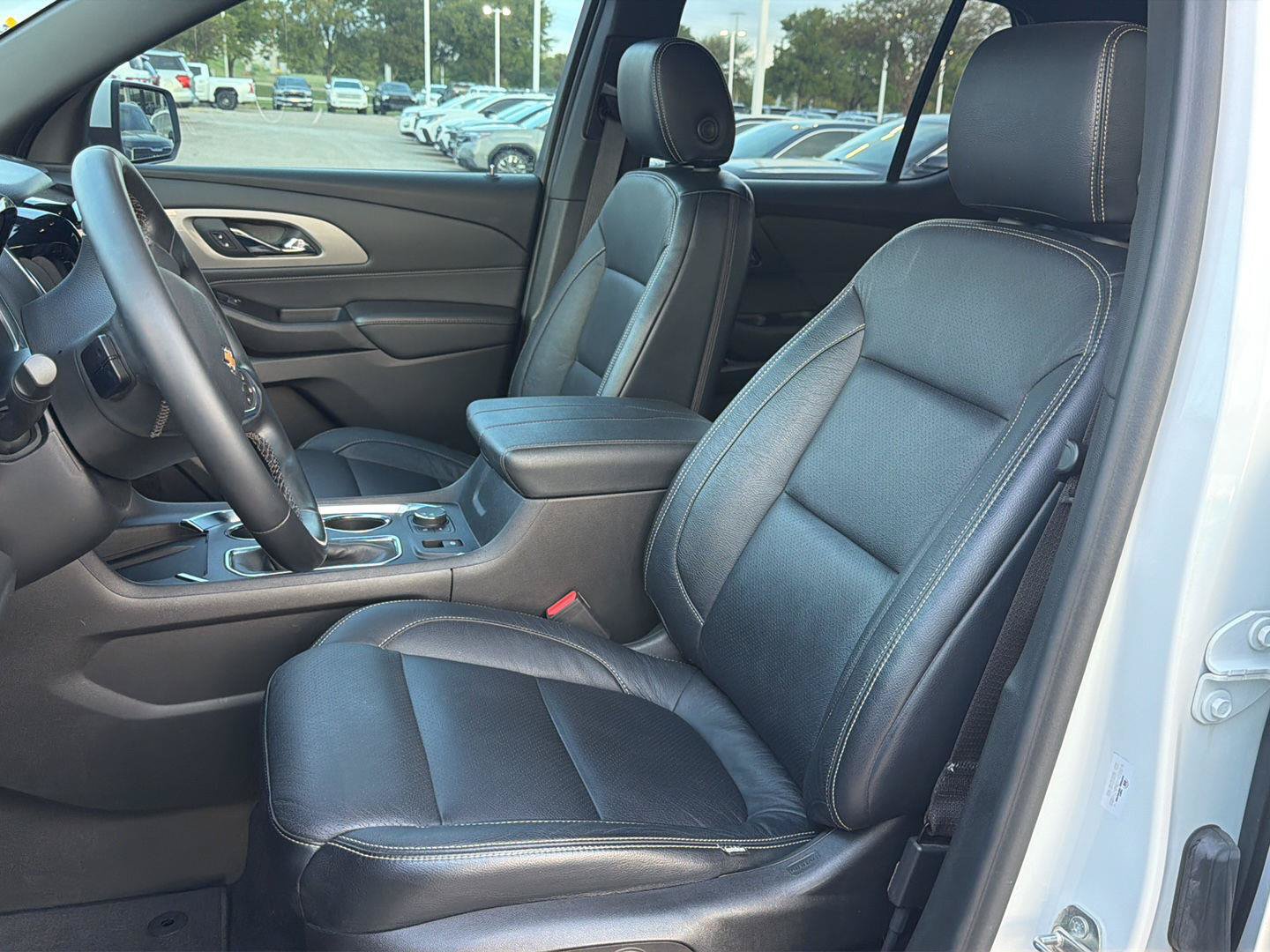 Used 2023 Chevrolet Traverse LT FWD image 9