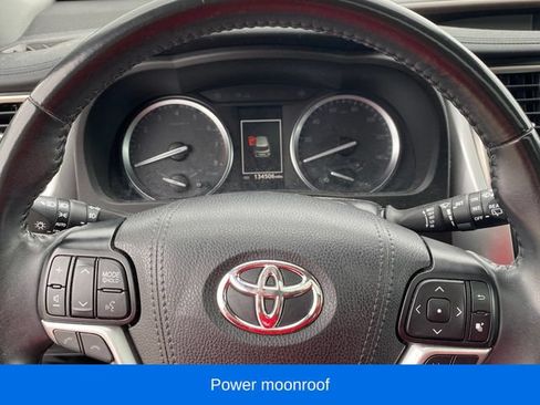 Used 2019 Toyota Highlander XLE AWD/4WD image 4