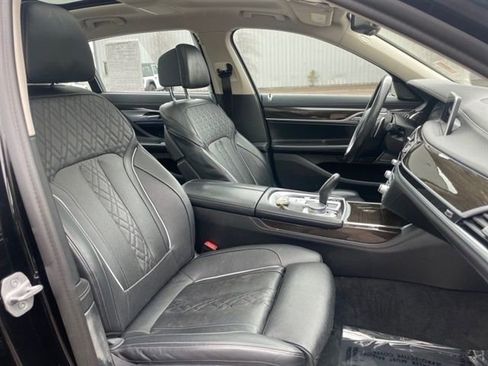 Used 2022 BMW 740i xDrive w/ Premium Package image 15