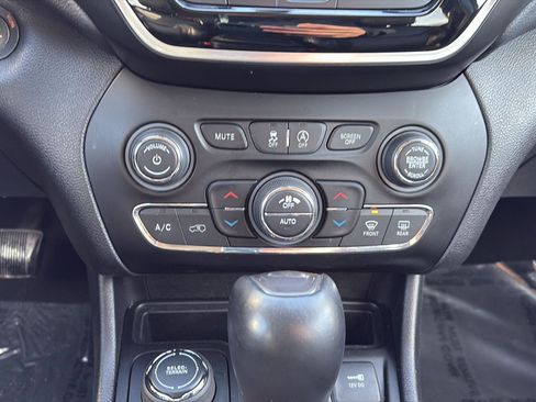 Used 2019 Jeep Cherokee Limited image 15