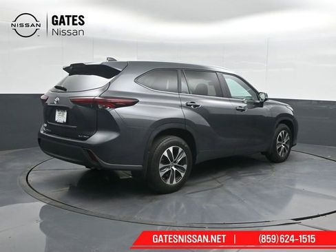 Used 2024 Toyota Highlander XLE AWD/4WD image 2