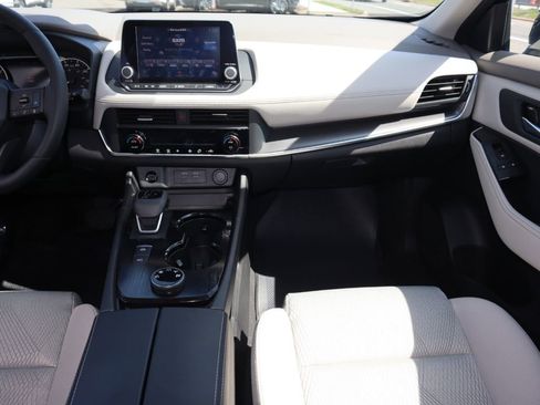 Certified 2025 Nissan Rogue SV image 18