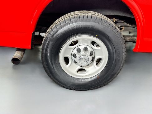 Used 2018 Chevrolet Express 3500 w/ Driver Convenience Package RWD image 28