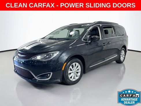 Used 2017 Chrysler Pacifica Touring-L FWD image 2