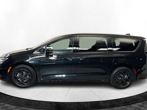 Used 2024 Chrysler Pacifica Limited w/ Uconnect Theater Family Group image 2