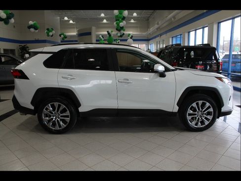 Used 2023 Toyota RAV4 XLE Premium image 4