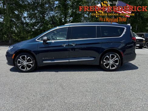 Used 2024 Chrysler Pacifica Pinnacle w/ Trailer Tow Group AWD/4WD image 4