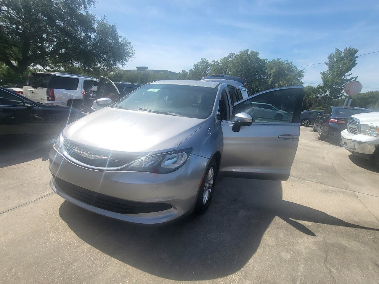 Used 2017 Chrysler Pacifica Touring w/ Tire & Wheel Group FWD image 95