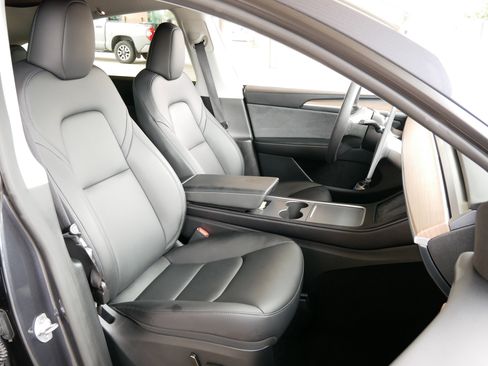 Used 2024 Tesla Model Y Long Range image 8