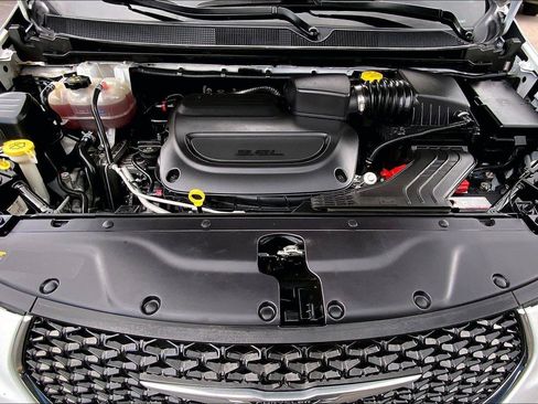 Certified 2024 Chrysler Pacifica Touring-L FWD image 10