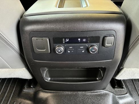 Used 2019 Chevrolet Tahoe LT w/ Luxury Package RWD image 31