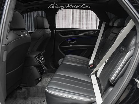 Used 2023 Bentley Bentayga Plug-In Hybrid image 30