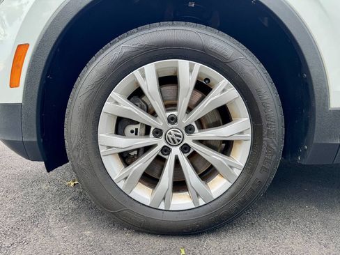 Used 2018 Volkswagen Tiguan SE AWD/4WD image 32