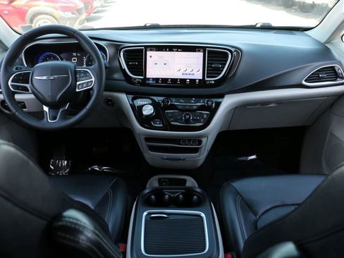 Used 2023 Chrysler Pacifica Touring-L FWD image 24
