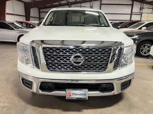 Used 2018 Nissan Titan SV w/ SV Convenience Package image 6