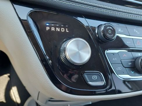 Used 2023 Chrysler Pacifica Touring-L image 26