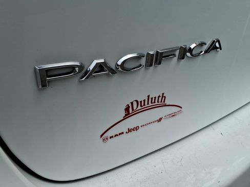 Used 2024 Chrysler Pacifica Touring-L FWD image 15