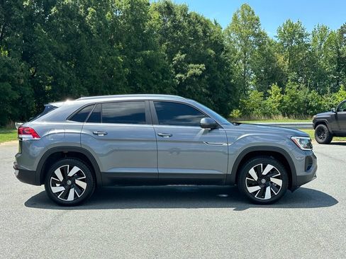 Used 2024 Volkswagen Atlas Cross Sport SE w/ Panoramic Sunroof Package FWD image 10