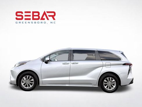 Used 2023 Toyota Sienna XLE image 12