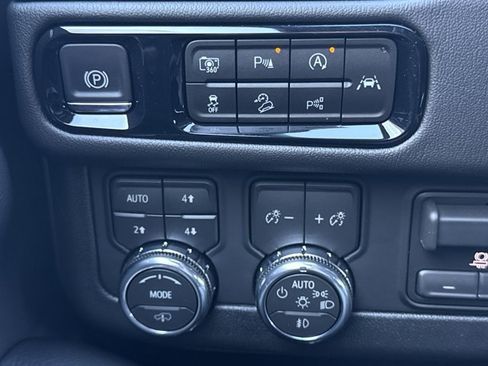 New 2026 GMC Yukon Denali w/ Denali Reserve Package AWD/4WD image 28
