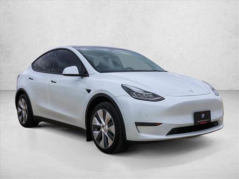 Used 2022 Tesla Model Y Long Range image 3