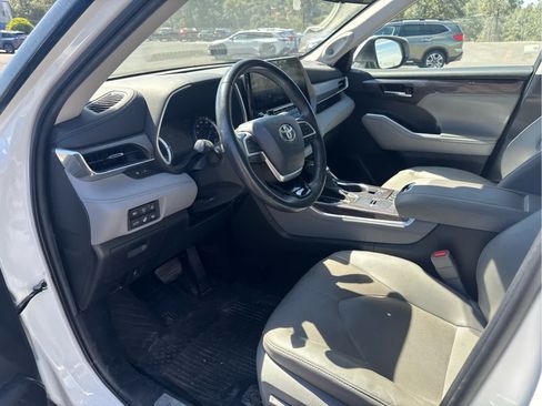 Used 2022 Toyota Highlander Limited AWD/4WD image 11