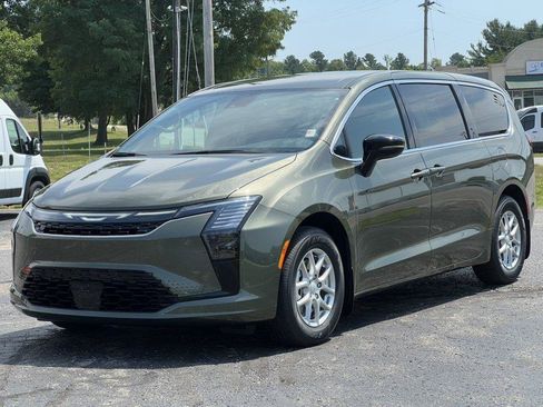New 2027 Chrysler Pacifica Select FWD image 35