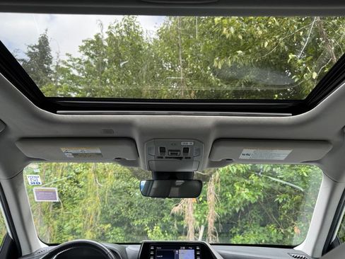 Used 2022 Toyota Highlander XLE AWD/4WD image 27