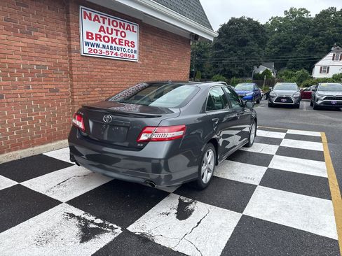 Used 2011 Toyota Camry SE w/ SE Extra-Value Pkg #1 FWD image 3