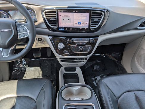 Used 2022 Chrysler Pacifica Touring-L image 19