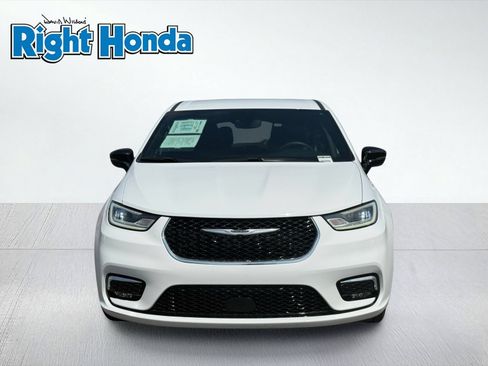 Used 2025 Chrysler Pacifica Select FWD image 5