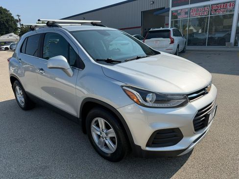 Used 2017 Chevrolet Trax LT w/ LT Convenience Package FWD image 3