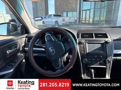 Used 2017 Toyota Camry SE image 10