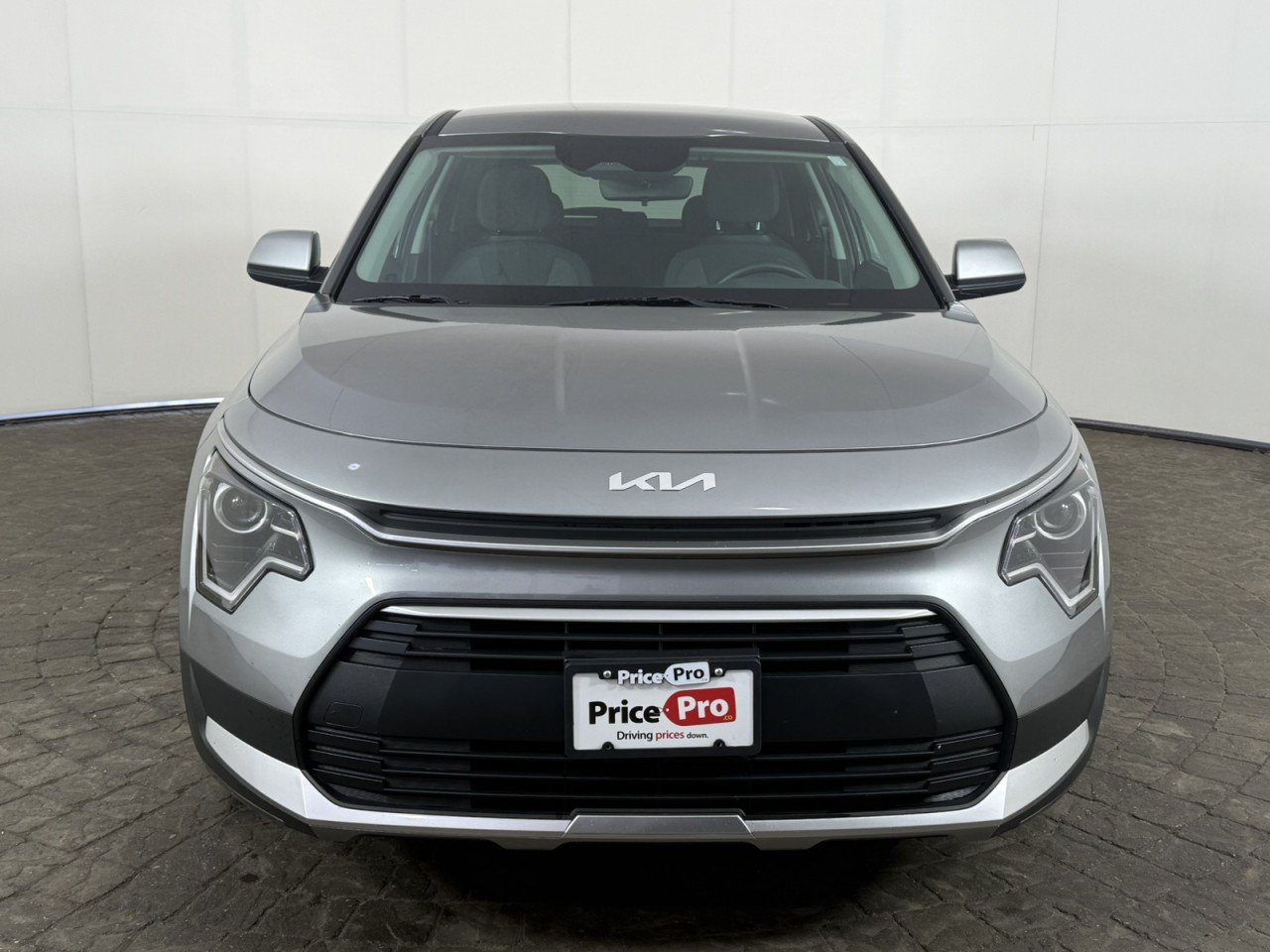 Used 2025 Kia Niro LX FWD image 2