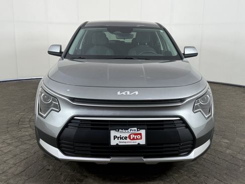 Used 2025 Kia Niro LX FWD image 2