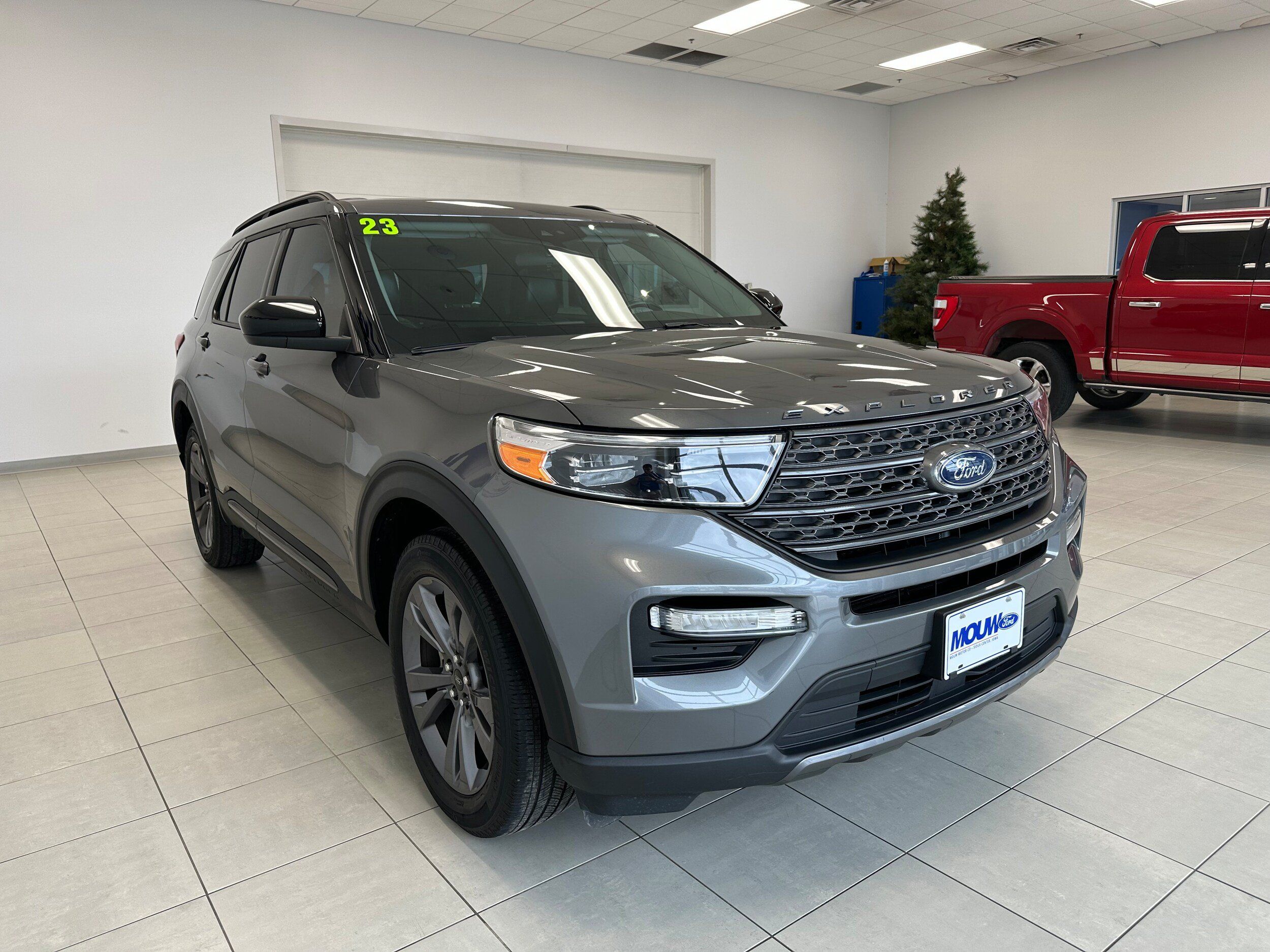 Used 2023 Ford Explorer XLT w/ Equipment Group 202A AWD/4WD image 4