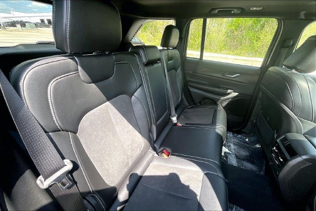 Used 2024 Jeep Grand Cherokee Altitude AWD/4WD image 27
