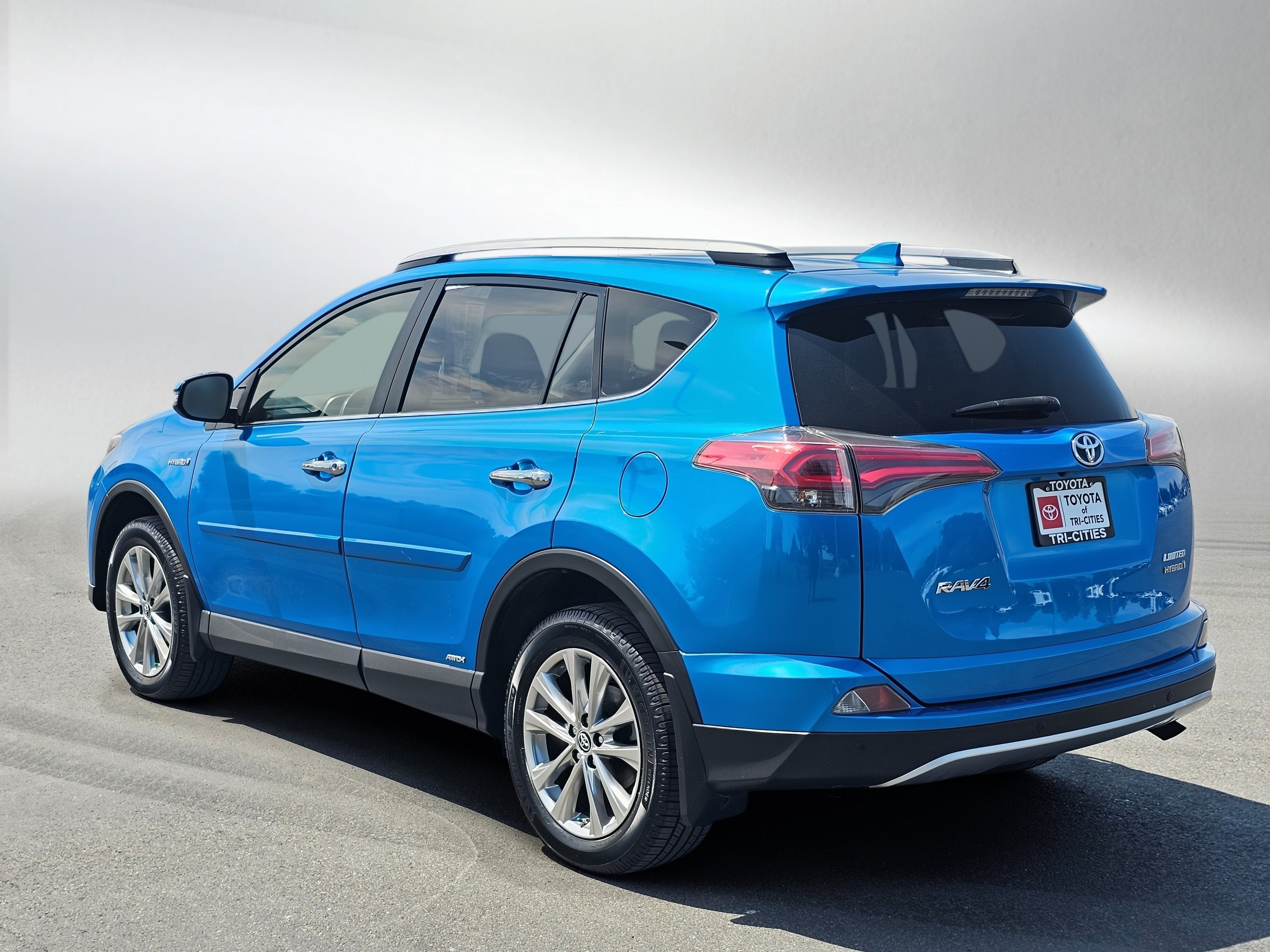 Used 2018 Toyota RAV4 Limited w/ Advanced Technology Package AWD/4WD image 3