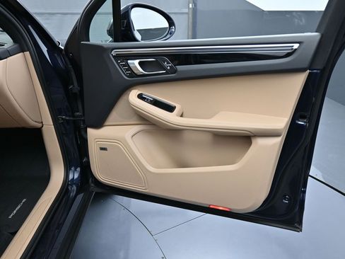 Certified 2023 Porsche Macan Turbo image 28