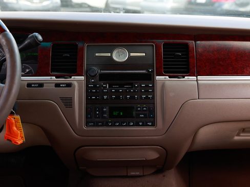 Used 2003 Lincoln Town Car Signature image 35