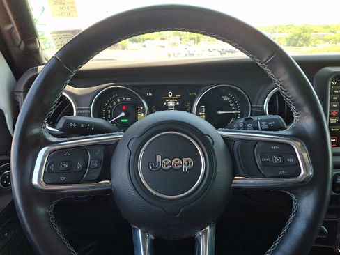 Used 2023 Jeep Wrangler Unlimited Sahara w/ Cold Weather Group AWD/4WD image 19