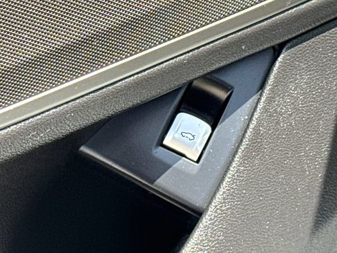 Used 2022 BMW 750Li xDrive AWD/4WD image 23