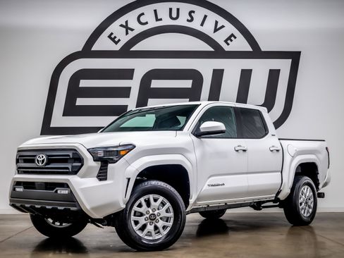 Used 2024 Toyota Tacoma SR5 AWD/4WD image 1