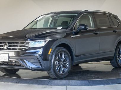 Used 2022 Volkswagen Tiguan SE w/ Panoramic Sunroof Package
