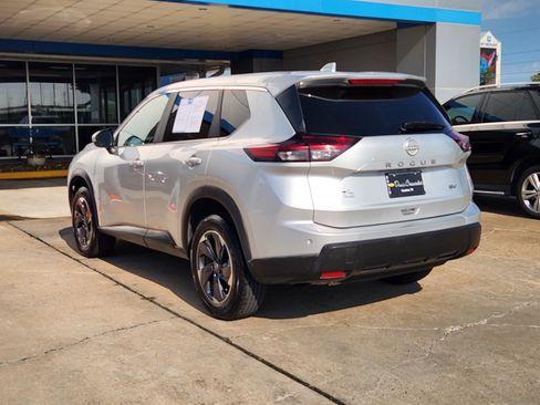 Used 2024 Nissan Rogue SV FWD image 8