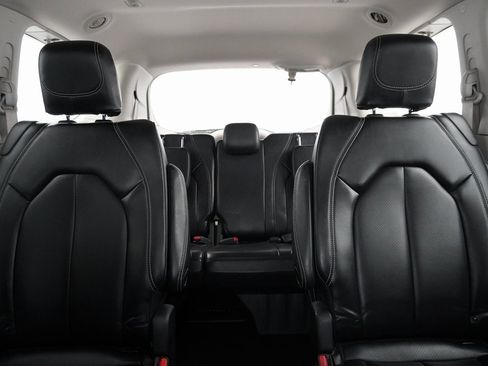 Used 2023 Chrysler Pacifica Touring-L image 37