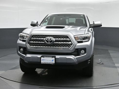 Used 2017 Toyota Tacoma TRD Sport image 2