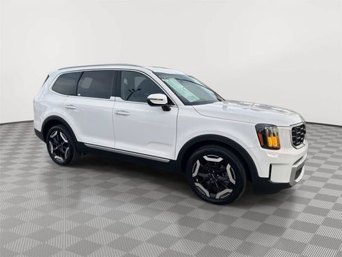 Used 2025 Kia Telluride S FWD image 3