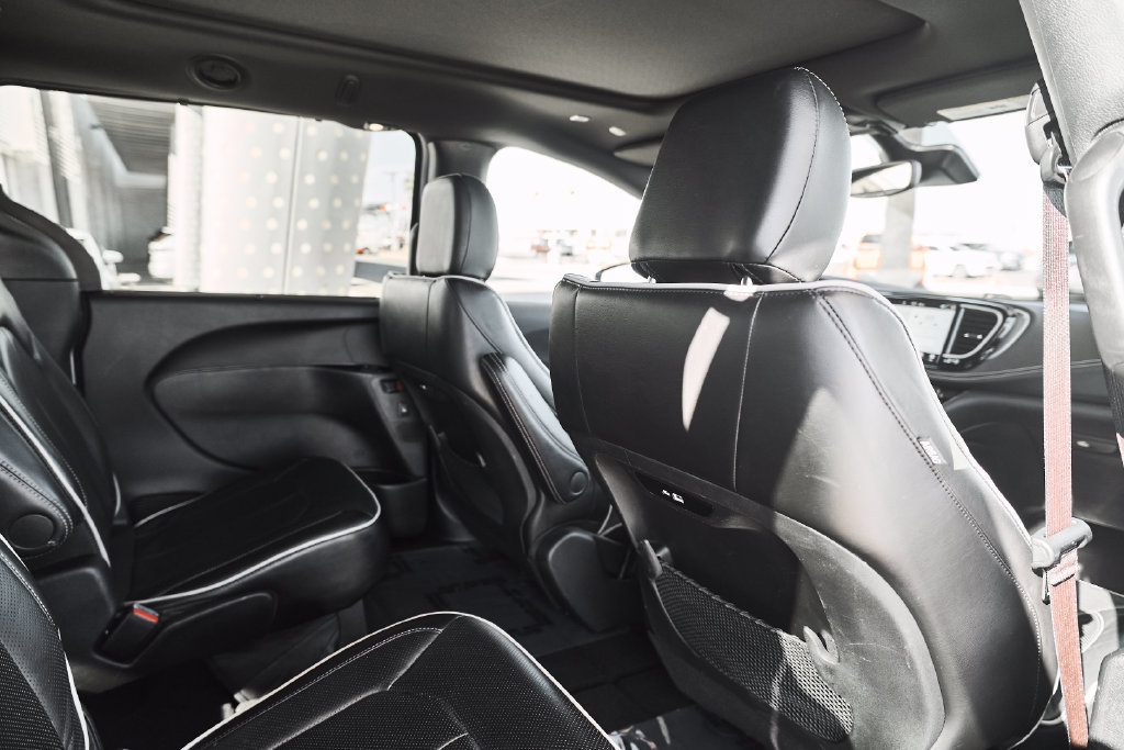 Used 2025 Chrysler Pacifica Limited FWD image 17